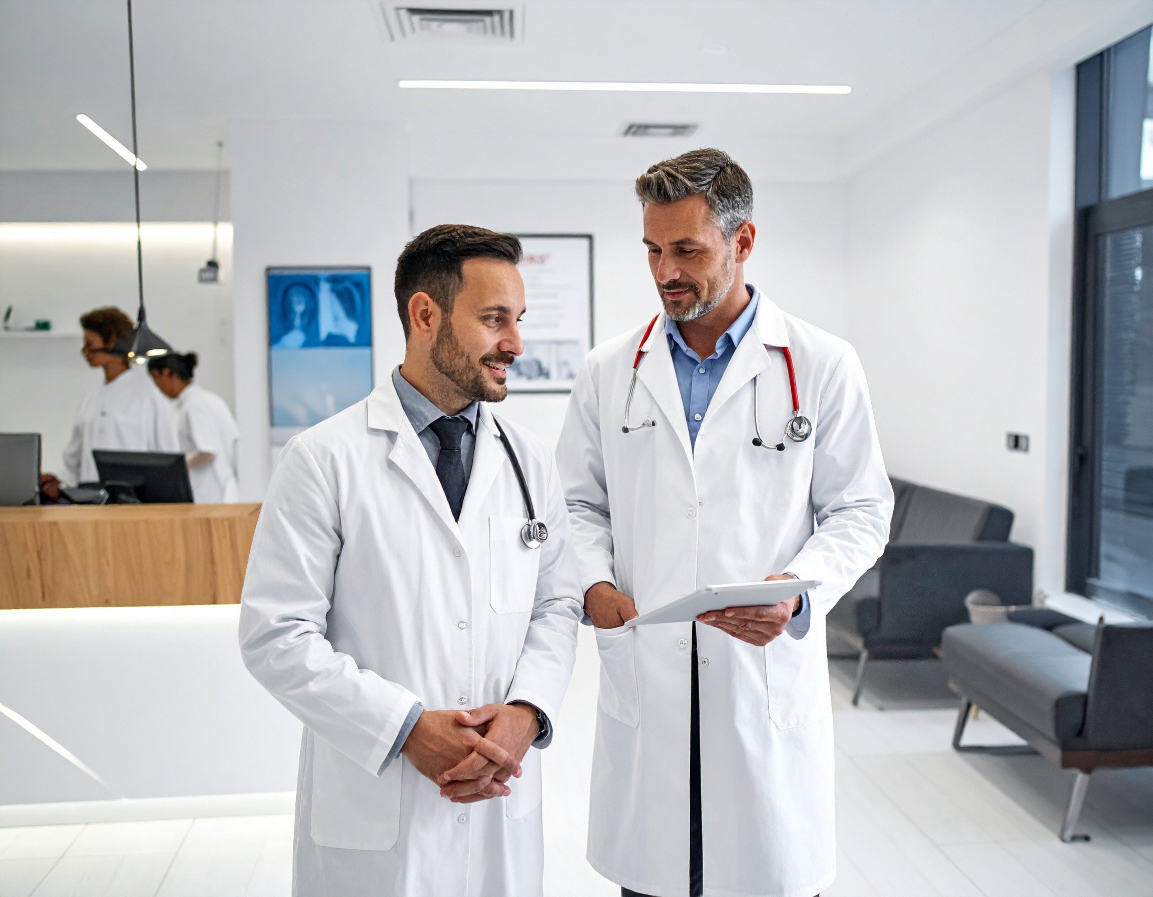 Huisartsen die aan het overleggen zijn en gebruik maken van Mediris GP